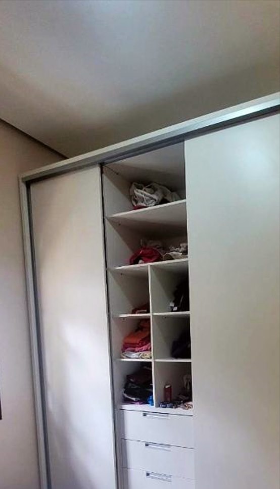 Guarda-roupa com portas de correr e prateleiras internas planejadas